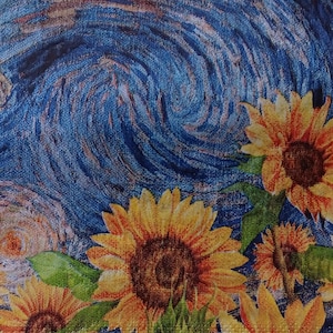 Può includere: Un tovagliolo di carta decorativo con una stampa vivace di girasoli gialli su uno sfondo blu scuro vorticoso e strutturato che ricorda un cielo stellato. Il design mostra diverse teste di girasole con centri marroni.