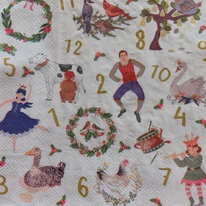 以下が含まれることがあります： クリスマスの12日間をカラフルに描いた白い紙ナプキン。 バレリーナ、牛、鳥、白鳥、ドラマー、ガチョウ、鶏、踊る男性のイラスト。 金色の数字が散りばめられています。