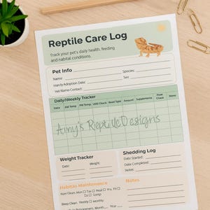 Op de afbeelding: Een reptielenverzorgingslogboek met de titel "Reptile Care Log". Het bevat secties voor dierinfo, dagelijkse/wekelijkse tracking, gewichtstracking, vervellingslogboek en notities. De woorden "Direct downloaden" en "PDF & PNG inbegrepen" zijn ook zichtbaar.