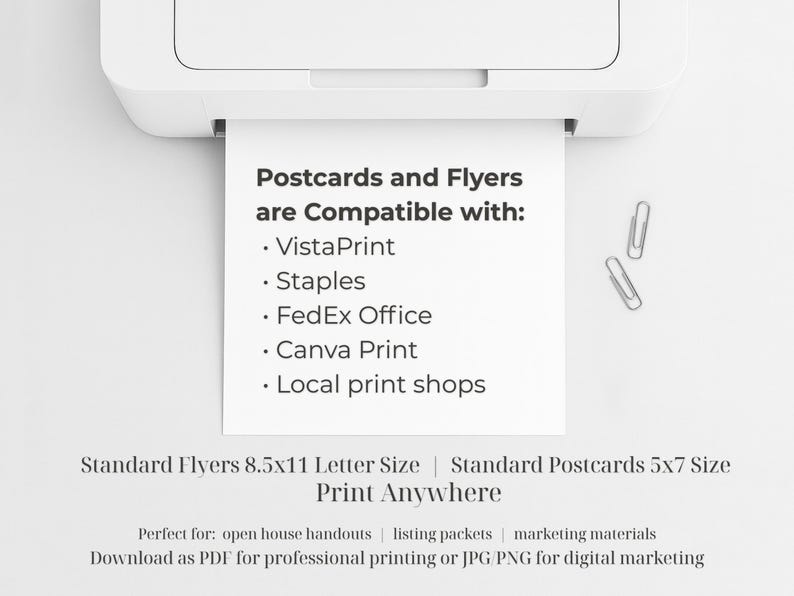Op de afbeelding: Een witte printer met een bedrukt vel papier. Het papier vermeldt compatibele printdiensten: VistaPrint, Staples, FedEx Office, Canva Print en lokale drukkerijen. Het papier vermeldt ook "Postcards and Flyers are Compatible with:" en "Print Anywhere."