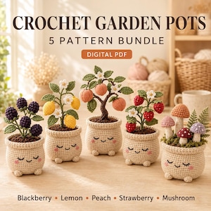 Op de afbeelding: Een digitaal PDF-patroonpakket getiteld CROCHET GARDEN POTS met vijf gehaakte planten in beige potten met geborduurde gezichtjes: een braam, citroen, perzik, aardbei en een paddenstoelenarrangement.