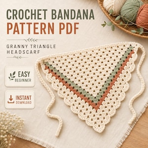 Puede incluir: Un patrón de bandana de ganchillo en PDF para un pañuelo triangular granny. El texto dice CROCHET BANDANA PATTERN PDF, GRANNY TRIANGLE HEADSCARF, EASY BEGINNER e INSTANT DOWNLOAD. La bandana es de color crema con rayas verdes y terracota.