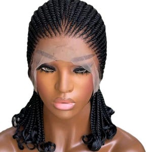 Puede incluir: Una peluca trenzada negra con encaje frontal. Las trenzas están tejidas apretadamente en un patrón de trenzas de maíz, con algunas trenzas colgando a los lados. La peluca está diseñada para lucir natural.