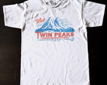 Camiseta Visita Twin Peaks Explora la naturaleza Culto Serie de televisión de los 90 David Lynch Cine Fantasma Bosque Invierno Estado de ánimo Montaña camiseta