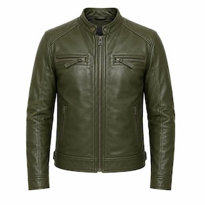 Op de afbeelding: Een olijfgroene leren jas met een opstaande kraag met drukknoopsluiting, een centrale ritssluiting over de hele lengte, twee horizontale borstzakken met rits en twee onderste verticale zakken met rits en lange trekkers.