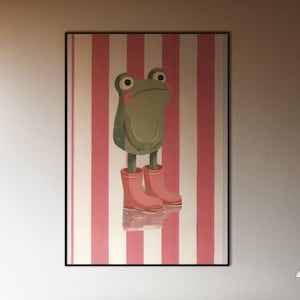 Peut inclure: Une affiche encadrée représentant une grenouille de dessin animé portant des bottes roses, sur un fond à rayures verticales roses et blanches. L'œuvre est exposée dans une chambre avec un lit, des tables de chevet et de grandes fenêtres.