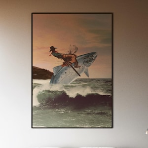 Cowboy reitet Riesenlachs Fisch Meereswellen surreal Poster | Vintage Western Nautical Collage Wandkunst | Physische Kunst ausgeliefert