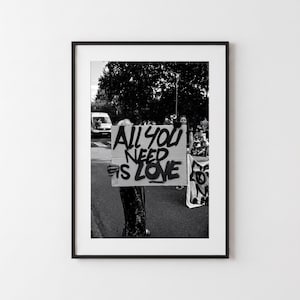 Lámina "Todo lo que necesitas es amor" / Foto de protesta en blanco y negro / Arte mural con cita sobre la paz / Póster callejero activista / Impresión fotográfica de calidad de museo