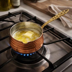 Puede incluir: Un juego de tres tazas de cerámica con un acabado mate moteado. Las tazas son de color crema, gris claro y gris oscuro. Cada taza tiene un diseño simple y minimalista.