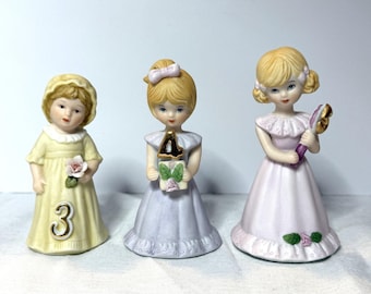 Lote de 3, 4 y 5 figuritas rubias de Enesco "Growing Up Birthday Girls" (Niñas Creciendo y Cumpliendo Años), con cajas.