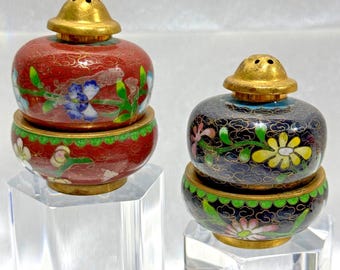 Salero y pimentero vintage de cloisonné, par de latón esmaltado con motivos florales, decoración de mesa asiática.