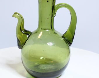 Jarra pequeña de vinagrera de vidrio verde soplado a mano, estilo vintage.