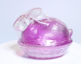 Plato de dulces vintage de cristal rosa con forma de conejito, ideal para decorar pequeños obsequios de Pascua.