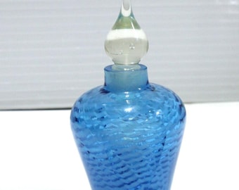 Frasco de perfume antiguo de vidrio artístico azul soplado a mano con diseño en espiral y tapón en forma de lágrima.
