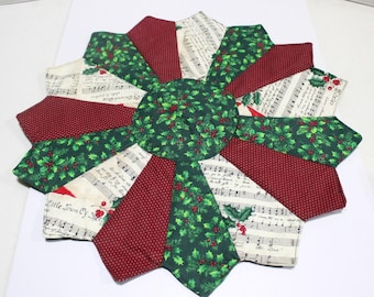 Centro de mesa navideño acolchado hecho a mano, reversible, con diseño de acebo, bayas y notas musicales, 56 cm (22 pulgadas)