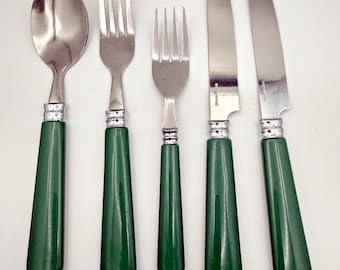 Juego de cubiertos Gibson de 5 piezas con mango verde, de acero inoxidable (cuchara, tenedor y cuchillo).