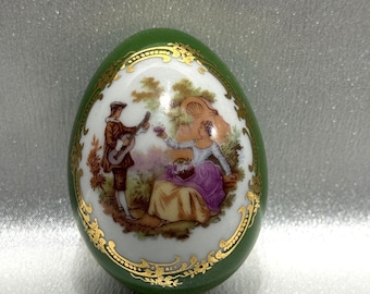 Caja de baratijas con forma de huevo, de porcelana verde de Limoges, Francia, estilo vintage, con escena de una pareja de enamorados.