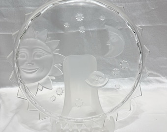 Bandeja de servir de cristal Studio Nova Celestial de 33,7 cm (13 1/4") con diseño de sol, luna y estrellas (producto descatalogado)