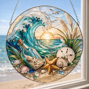 Puede incluir: Vidriera redonda que representa una escena de playa. Una gran ola turquesa rompe sobre una botella con un corcho, conchas marinas y una estrella de mar. El fondo muestra una puesta de sol, gaviotas y hierba de playa.