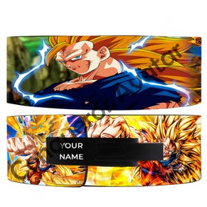 Puede incluir: Una pulsera negra con ilustraciones vibrantes de un personaje con pelo amarillo puntiagudo y ojos azules, con efectos de relámpagos. El texto "YOUR NAME" se muestra en la pulsera.