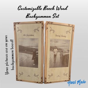Könnte beinhalten: Anpassbares Backgammon-Set aus Buchenholz mit personalisierten Fototafeln. Das Set hat einen hellen Holzrahmen mit dekorativen Eckakzenten und dem Text "Hand Made". Der Text "Your pictures are on your backgammon board!" ist ebenfalls sichtbar.