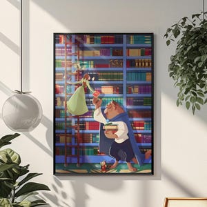 Può includere: Illustrazione incorniciata raffigurante una scena de La Bella e la Bestia. L'opera mostra la Bestia con un mantello blu e Belle con un vestito verde, in un ambiente di biblioteca. Le librerie sono piene di libri colorati. Una piccola figura è in basso.