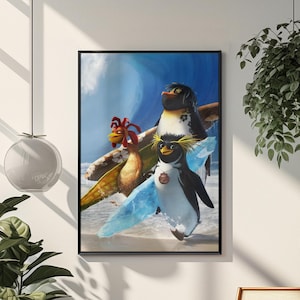 Puede incluir: Impresión artística enmarcada con pingüinos animados y un pollo surfeando. Los pingüinos son blancos y negros con crestas amarillas, y el pollo es amarillo y rojo. El fondo muestra un océano y un cielo azules.