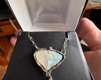 Halsband med ansiktshänge i jugendstil 22"