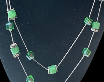 Carol för Eva Graham Halsband Örhängen Set med Grönt Kristall | Statement Smycken med Flerfärgade Trästrängar