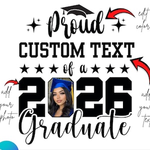 Puede incluir: Un dise&ntilde;o gr&aacute;fico blanco para un graduado de 2026. El dise&ntilde;o incluye las palabras "Proud", "Custom Text" y "Graduate" en negro. Presenta una foto de una persona con un gorro de graduaci&oacute;n, con flechas que indican d&oacute;nde agregar una foto y texto.