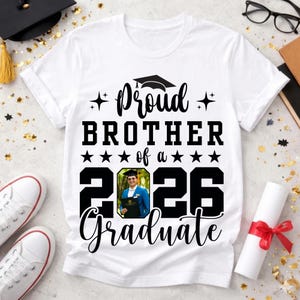 Puede incluir: Camiseta blanca con el texto negro "Proud Brother of a 2026 Graduate". El dise&ntilde;o incluye un birrete, estrellas y una foto de un graduado. La camiseta est&aacute; rodeada de accesorios con tem&aacute;tica de graduaci&oacute;n.