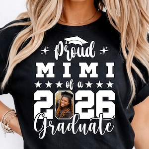 Puede incluir: Camiseta negra con el texto "Proud Mimi of a 2026 Graduate". El dise&ntilde;o incluye un gorro de graduaci&oacute;n, estrellas y una foto de una graduada. Un regalo perfecto para una abuela orgullosa.