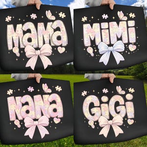 Può includere: Quattro borse nere con le parole "MAMA", "MIMI", "NANA" e "GIGI" in lettere a puzzle. Ogni borsa presenta un fiocco, farfalle, cuori e stelle. Le borse sono presentate su uno sfondo verde.