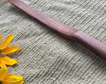 Esparcidor de alimentos suave de nogal negro de 29 cm (11,5 pulgadas) hecho a mano: herramienta de cocina funcional de madera.