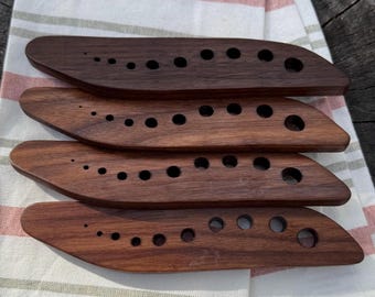 Pelador de hierbas de nogal negro hecho a mano: utensilio de cocina