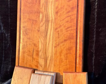 Tabla de cortar artesanal de arce cerezo con posavasos, ranura para jugos y patas de goma