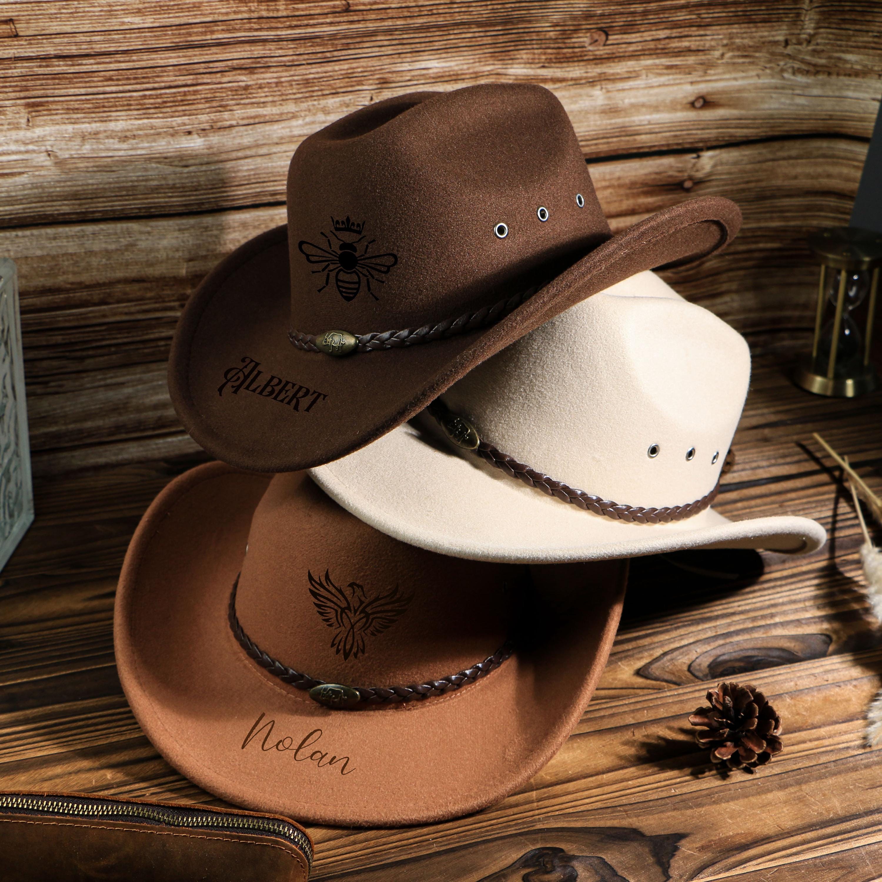 UIDMEN Chapeau de Cowboy Personnalisé pour Hommes | Chapeau Ouest avec Nom | Chapeau Fedora Classique à Enrouler avec Bande en Cuir Ajustable | Cadeaux pour Hommes, Enfants, Adolescents UIDMEN Chapeau de Cowboy Personnalisé pour Hommes | Chapeau Ouest avec Nom | Chapeau Fedora Classique à Enrouler avec Bande en Cuir Ajustable | Cadeaux pour Hommes, Enfants, Adolescents