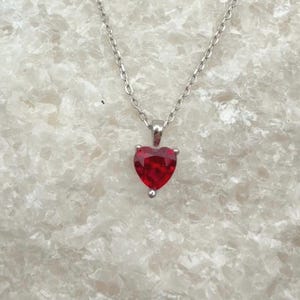 Collar con colgante de rubí de 3 puntas con corte en forma de corazón color sangre de paloma - Colgante de rubí cultivado en laboratorio de 1,0 ct, joyería de plata de ley S925 maciza