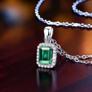 Collier en émeraude de synthèse hydrothermale | Pendentif taille émeraude en argent sterling S925 | Pierre précieuse verte rectangulaire sertie d'un halo | Plaqué rhodium