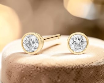 Orecchini a lobo con moissanite taglio rotondo e castone - Moissanite certificata 1.0/2.0CT D/VVS1 impeccabile, argento sterling S925 massiccio placcato oro 18 carati