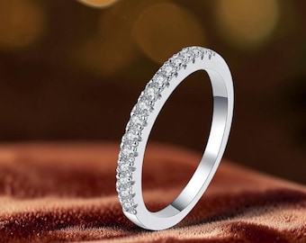 Demi-bague d'éternité en moissanite micro-pavée - 0,22 carat D/VVS1 mince bague en moissanite impeccable, argent sterling S925 massif plaqué rhodium