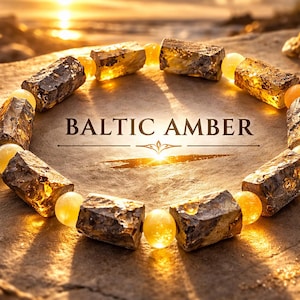 Puede incluir: Una disposición circular de piedras y cuentas de ámbar báltico. Las piedras de ámbar son ásperas y oscuras, alternando con cuentas lisas, redondas y amarillas. El texto "BALTIC AMBER" está centrado.