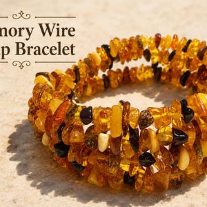 Può includere: Un bracciale avvolgente in filo armonico composto da numerose piccole scaglie di ambra levigata in varie tonalità di miele traslucido, arancione intenso e nero opaco. Il testo "Memory Wire Wrap Bracelet" è stampato nell'angolo in alto a sinistra.