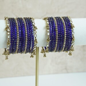 Set di bracciali rigidi in vetro blu Rhea con dettagli Ghungroo / Set di bracciali da cerimonia indiani per matrimoni e festività