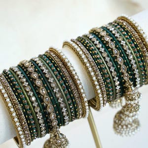 Smaragdgroene Jhumka-armbandenset, groene, met draad omwikkelde, gestapelde armbanden met parelachtige kralen, Indiase armbandenset