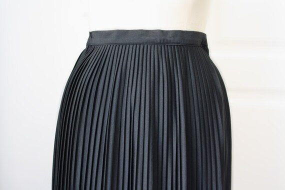 Vintage pleated skirt // Pleated skirt // BLACK co