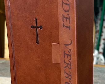 NKJV magnetische sluiting grote print (10,5 pt) persoonlijk formaat Bijbel "DEI VERBUM" (Woord van God) gegraveerd, leerzacht, rode letters, 2 linten, verguld