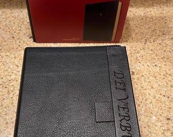 KJV MAGNETISCHE SLUITING Grote print (11,25 pt) 'Dei Verbum' gegraveerd persoonlijk formaat Bijbel (zwart leerzacht) rode letter, vergulde pagina's, lint,