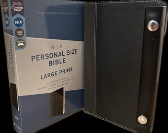 NIV Bijbel met druksluiting, grote letters (11,5 punt), handzaam formaat, gladde zwarte leren omslag. Rode letters, vergulde pagina's, bladwijzerlint, kaarten.