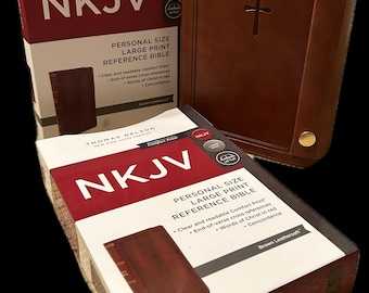 NKJV KORTSLUITING Grote letter (10,5 punten) persoonlijke grootte Bijbel, bruin leerzacht, vergulde pagina's, rode letter, 2 linten, platliggende kaarten